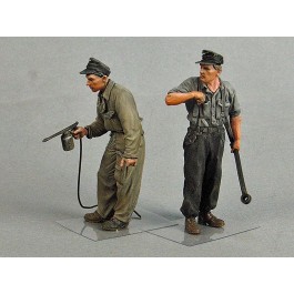German tank crewmen painting vechicles.  Summer 1943-45.  Two figures. 
