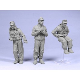 German tank crew. Winter 1944-45.  Three figures. 