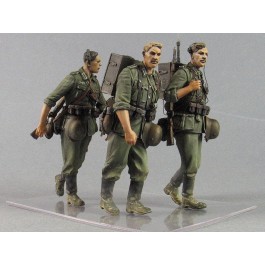 "Barbarossa".  German infantryman with radio "Torn.  Fu.  D2" Three fig. 