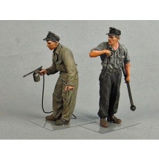 German tank crewmen painting vechicles.  Summer 1943-45.  Two figures. 