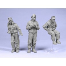 German tank crew. Winter 1944-45.  Three figures. 
